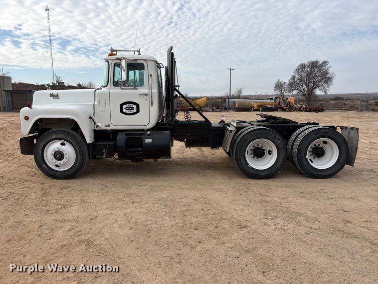 image for item EU4993 1988 Mack R686ST semi truck