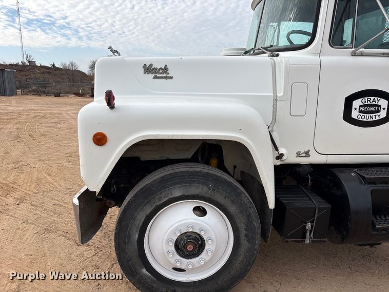 image for item EU4993 1988 Mack R686ST semi truck