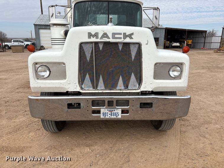 image for item EU4993 1988 Mack R686ST semi truck