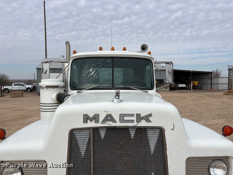 image for item EU4993 1988 Mack R686ST semi truck