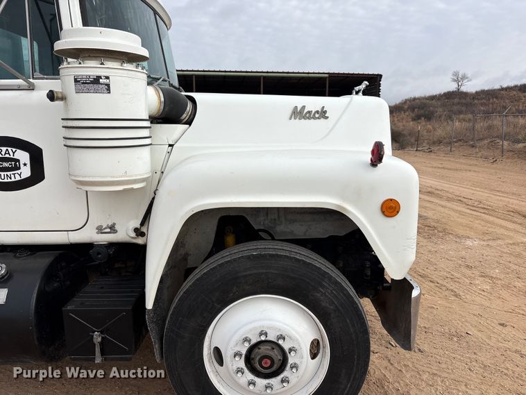 image for item EU4993 1988 Mack R686ST semi truck