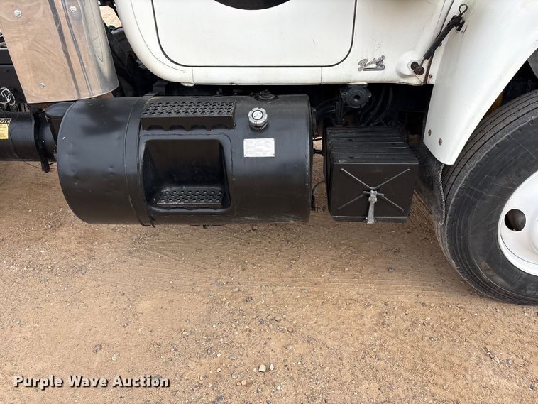 image for item EU4993 1988 Mack R686ST semi truck