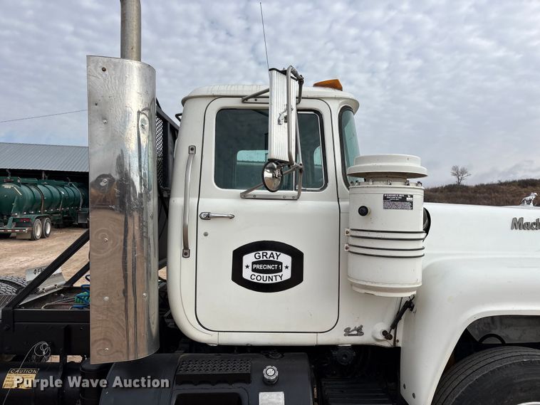 image for item EU4993 1988 Mack R686ST semi truck