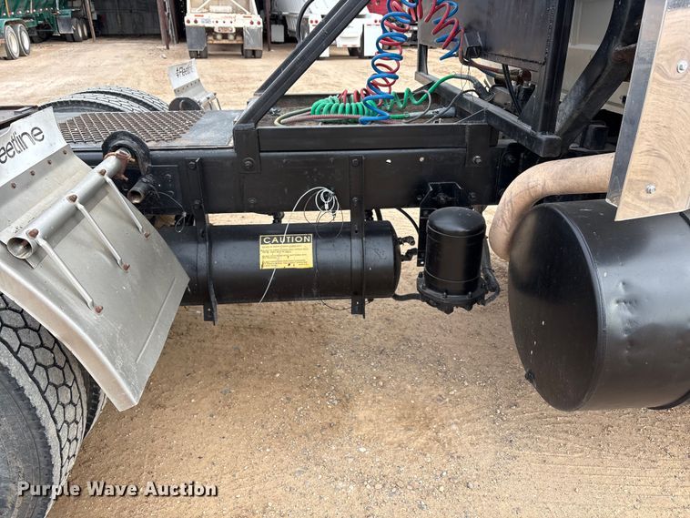 image for item EU4993 1988 Mack R686ST semi truck