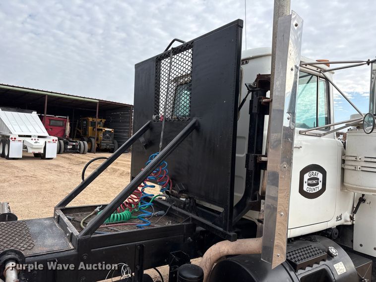 image for item EU4993 1988 Mack R686ST semi truck