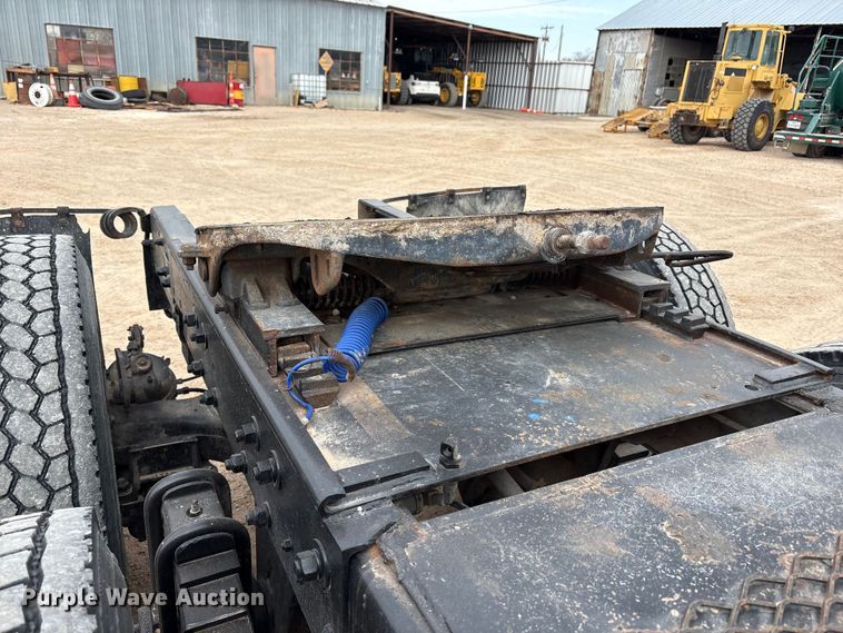 image for item EU4993 1988 Mack R686ST semi truck