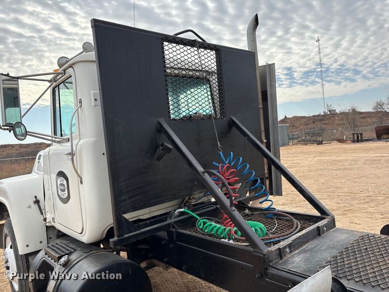 image for item EU4993 1988 Mack R686ST semi truck