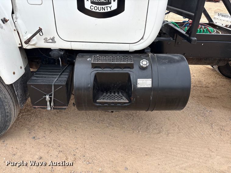 image for item EU4993 1988 Mack R686ST semi truck