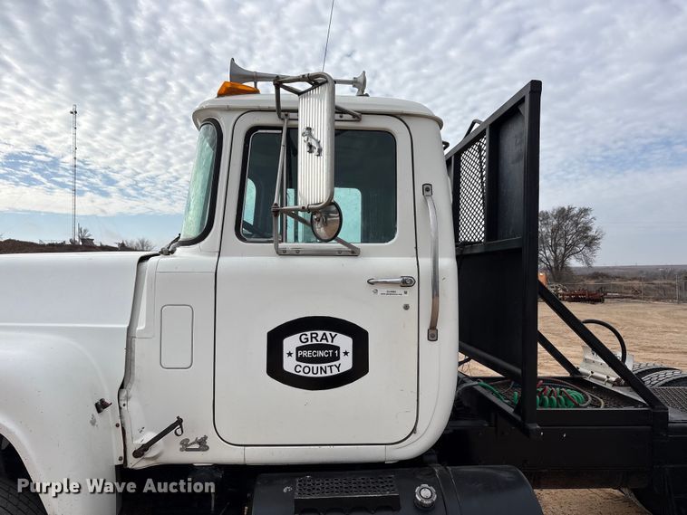 image for item EU4993 1988 Mack R686ST semi truck