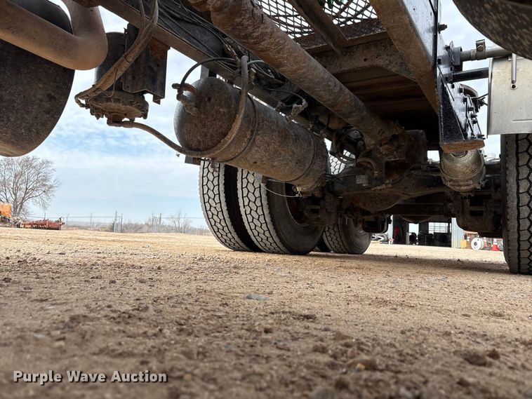 image for item EU4993 1988 Mack R686ST semi truck