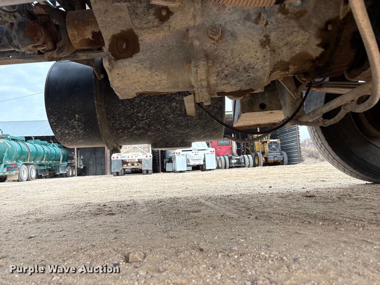 image for item EU4993 1988 Mack R686ST semi truck