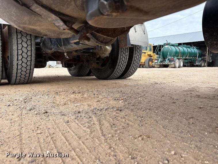 image for item EU4993 1988 Mack R686ST semi truck