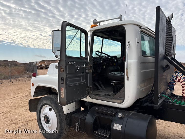 image for item EU4993 1988 Mack R686ST semi truck