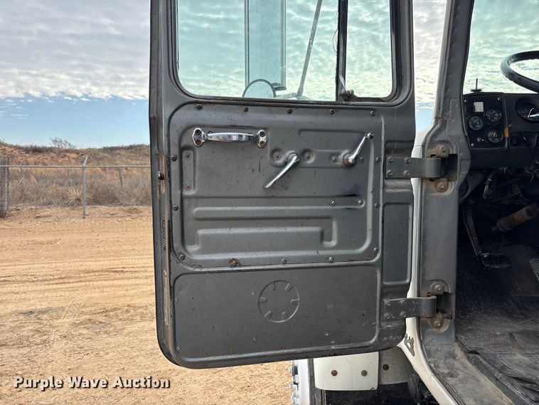 image for item EU4993 1988 Mack R686ST semi truck