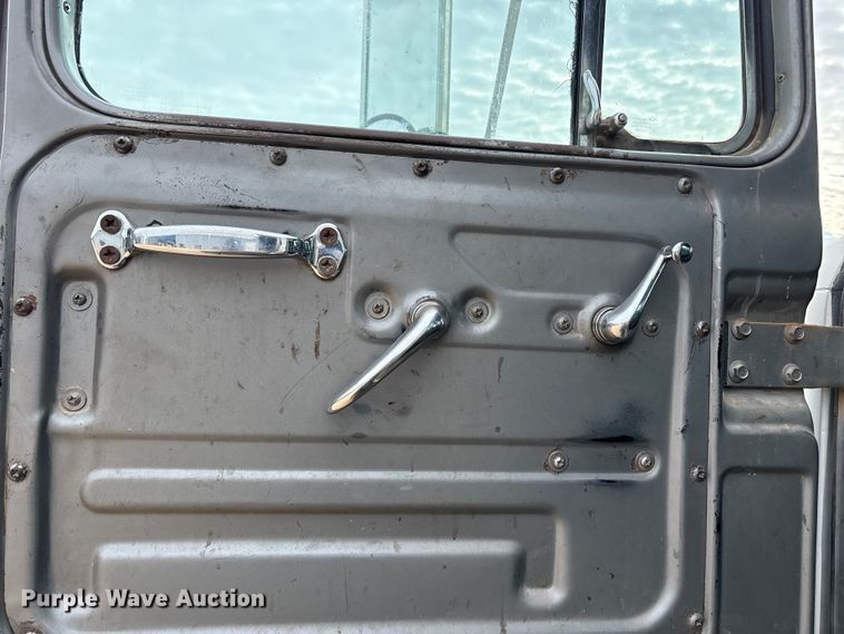 image for item EU4993 1988 Mack R686ST semi truck