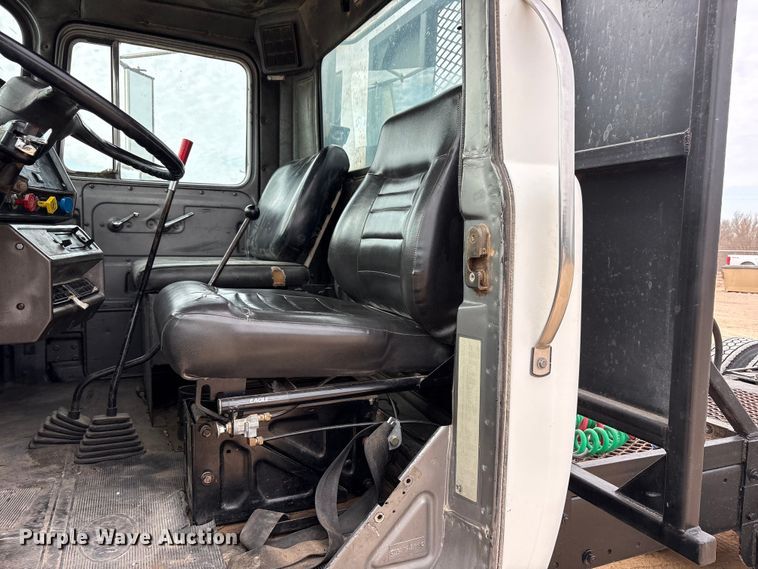 image for item EU4993 1988 Mack R686ST semi truck