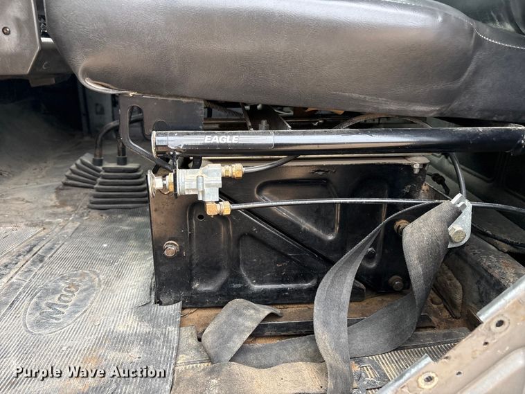 image for item EU4993 1988 Mack R686ST semi truck