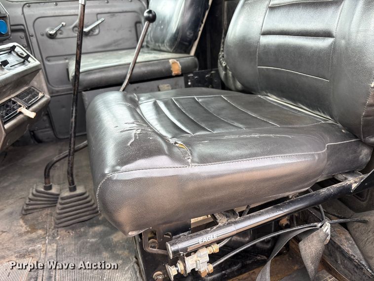 image for item EU4993 1988 Mack R686ST semi truck