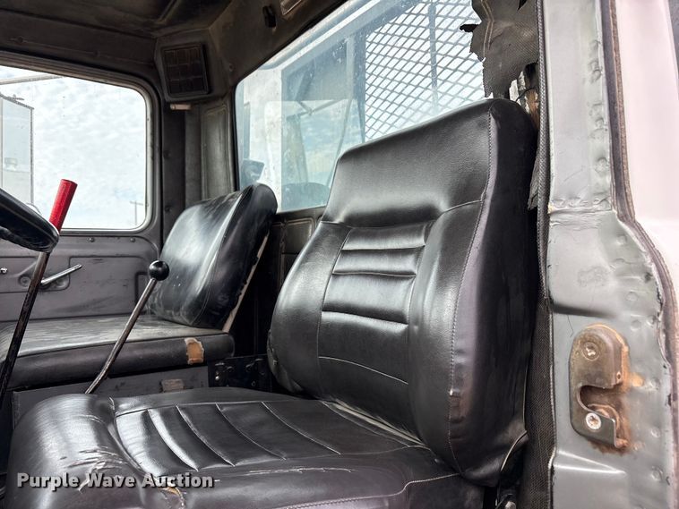 image for item EU4993 1988 Mack R686ST semi truck