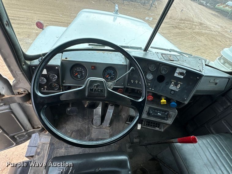 image for item EU4993 1988 Mack R686ST semi truck