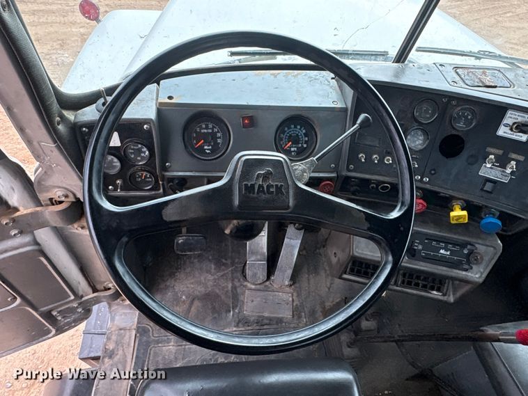 image for item EU4993 1988 Mack R686ST semi truck