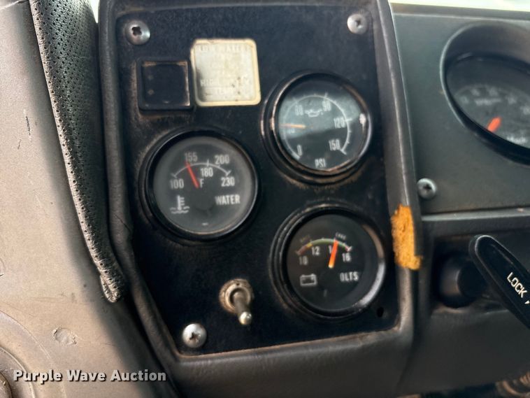 image for item EU4993 1988 Mack R686ST semi truck