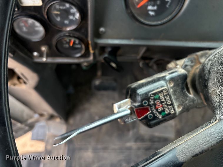 image for item EU4993 1988 Mack R686ST semi truck