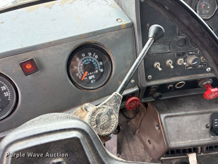 image for item EU4993 1988 Mack R686ST semi truck