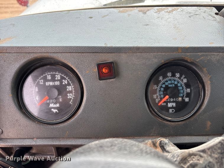 image for item EU4993 1988 Mack R686ST semi truck