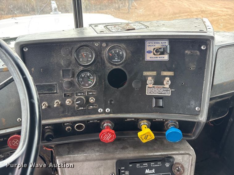 image for item EU4993 1988 Mack R686ST semi truck