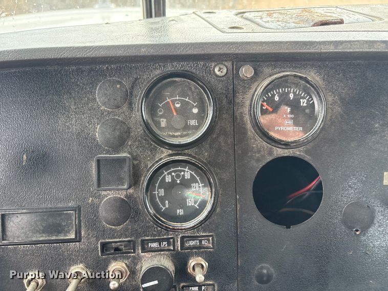 image for item EU4993 1988 Mack R686ST semi truck