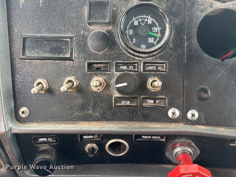 image for item EU4993 1988 Mack R686ST semi truck