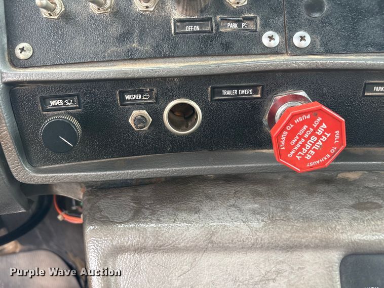 image for item EU4993 1988 Mack R686ST semi truck