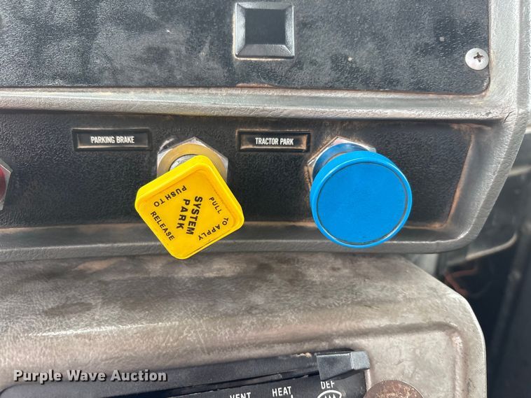 image for item EU4993 1988 Mack R686ST semi truck