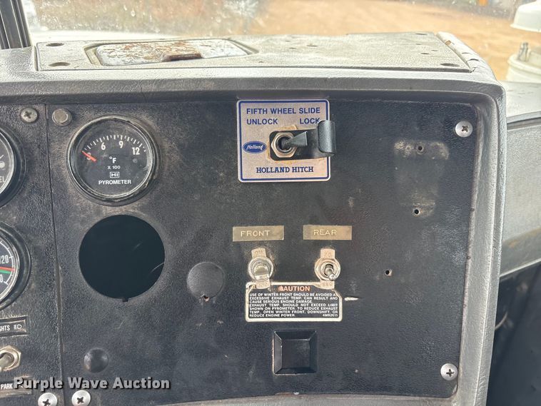 image for item EU4993 1988 Mack R686ST semi truck