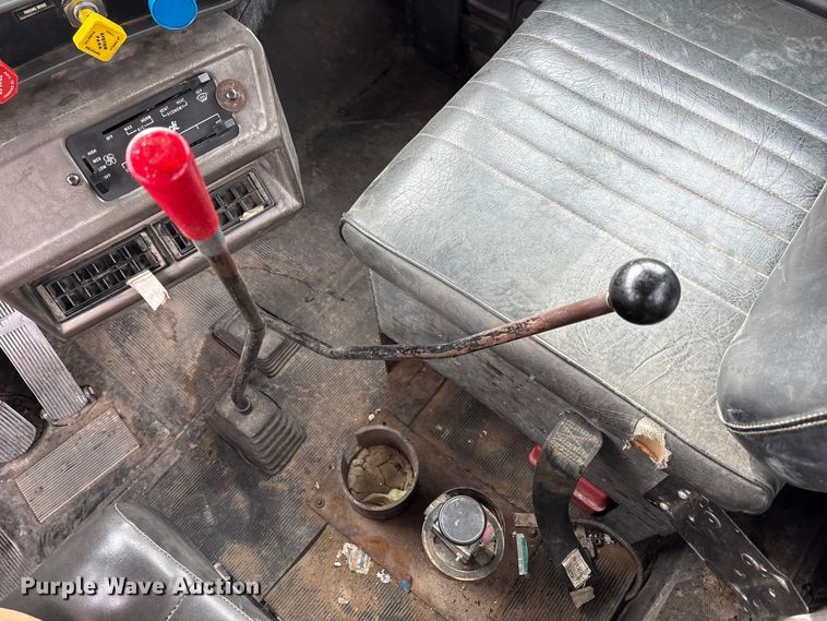 image for item EU4993 1988 Mack R686ST semi truck