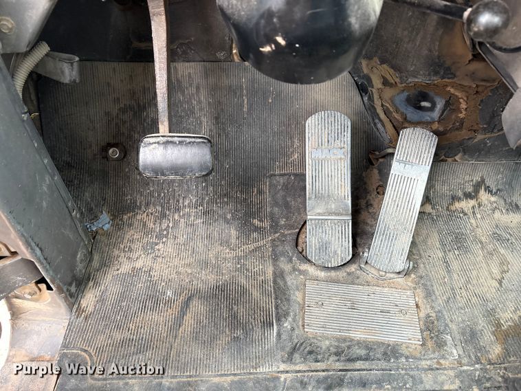 image for item EU4993 1988 Mack R686ST semi truck