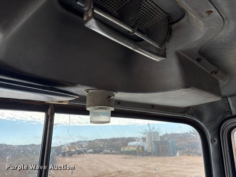 image for item EU4993 1988 Mack R686ST semi truck