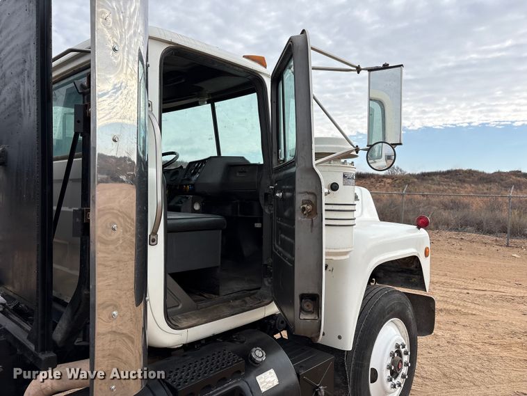 image for item EU4993 1988 Mack R686ST semi truck