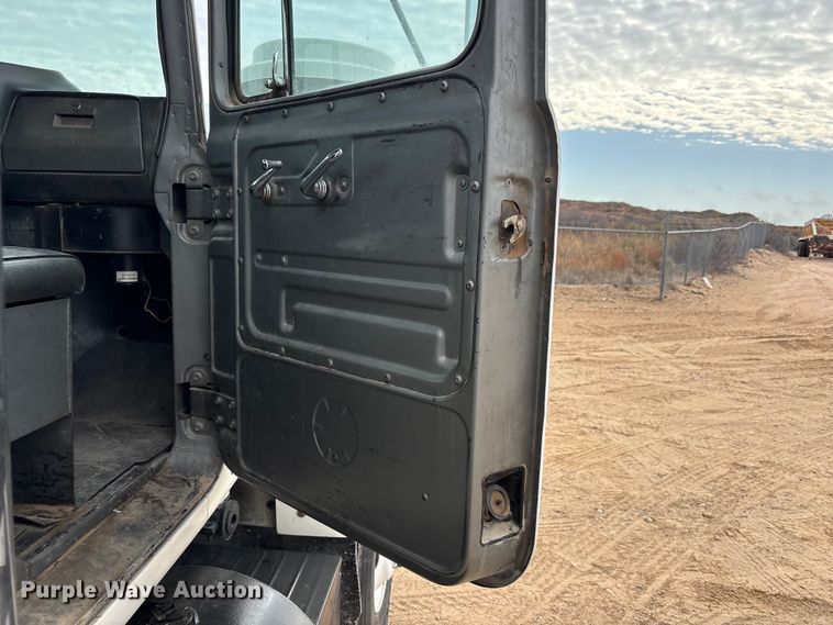 image for item EU4993 1988 Mack R686ST semi truck