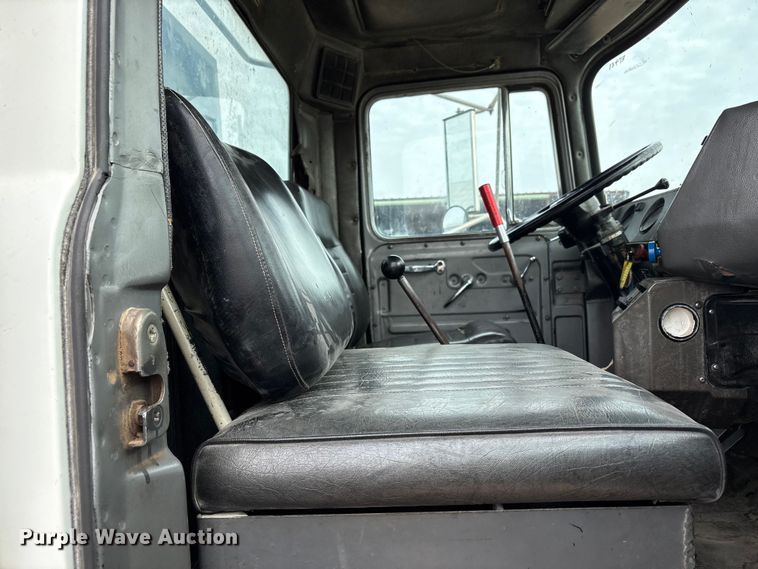 image for item EU4993 1988 Mack R686ST semi truck