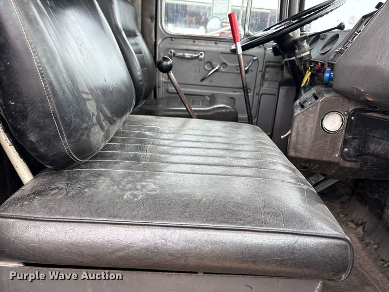 image for item EU4993 1988 Mack R686ST semi truck