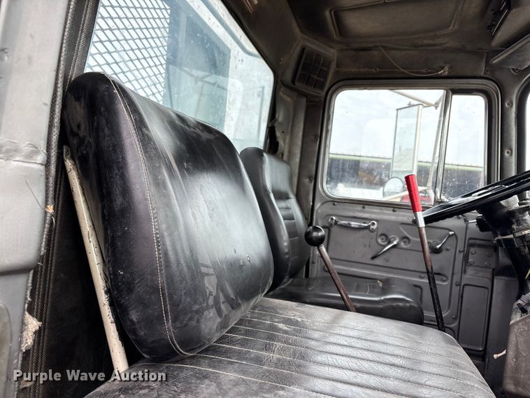 image for item EU4993 1988 Mack R686ST semi truck