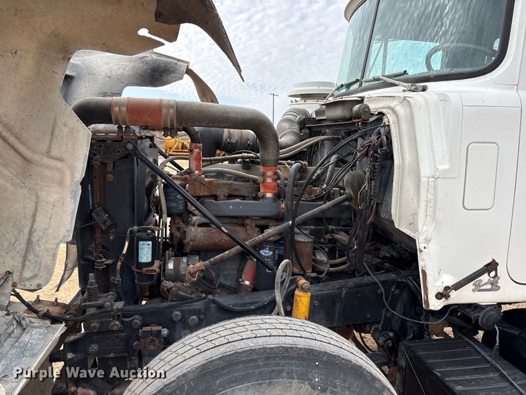 image for item EU4993 1988 Mack R686ST semi truck