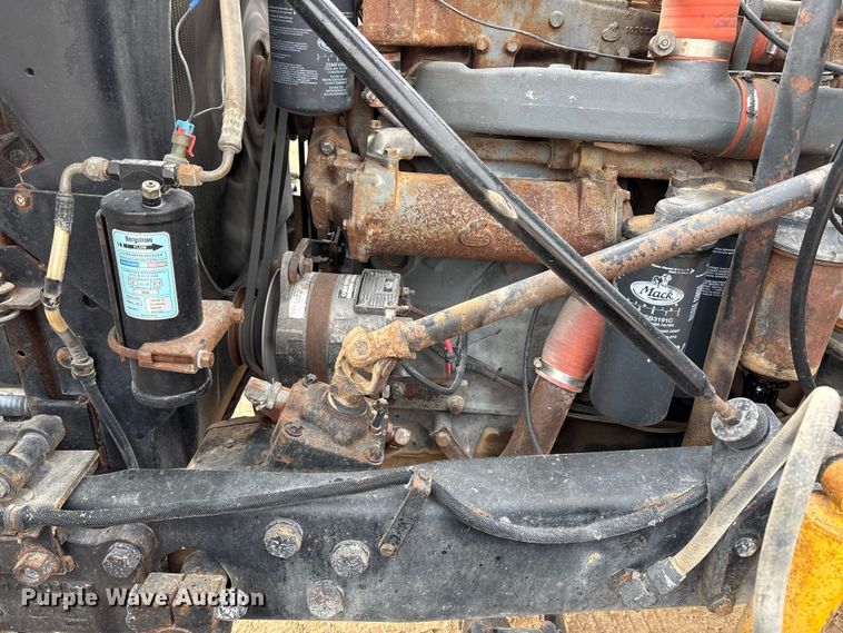 image for item EU4993 1988 Mack R686ST semi truck