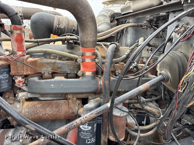 image for item EU4993 1988 Mack R686ST semi truck