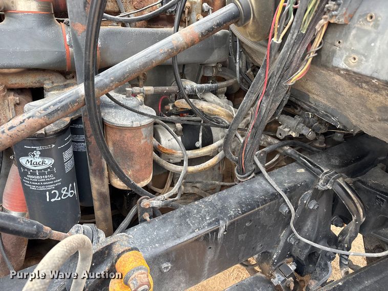 image for item EU4993 1988 Mack R686ST semi truck