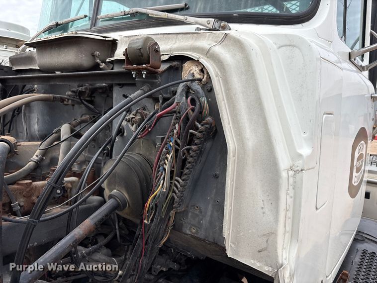 image for item EU4993 1988 Mack R686ST semi truck