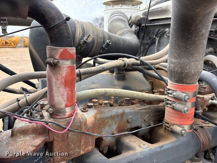 image for item EU4993 1988 Mack R686ST semi truck