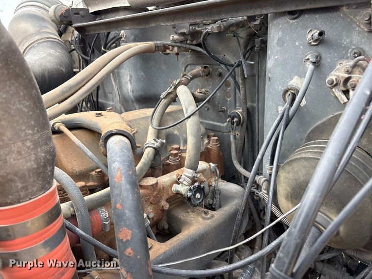 image for item EU4993 1988 Mack R686ST semi truck